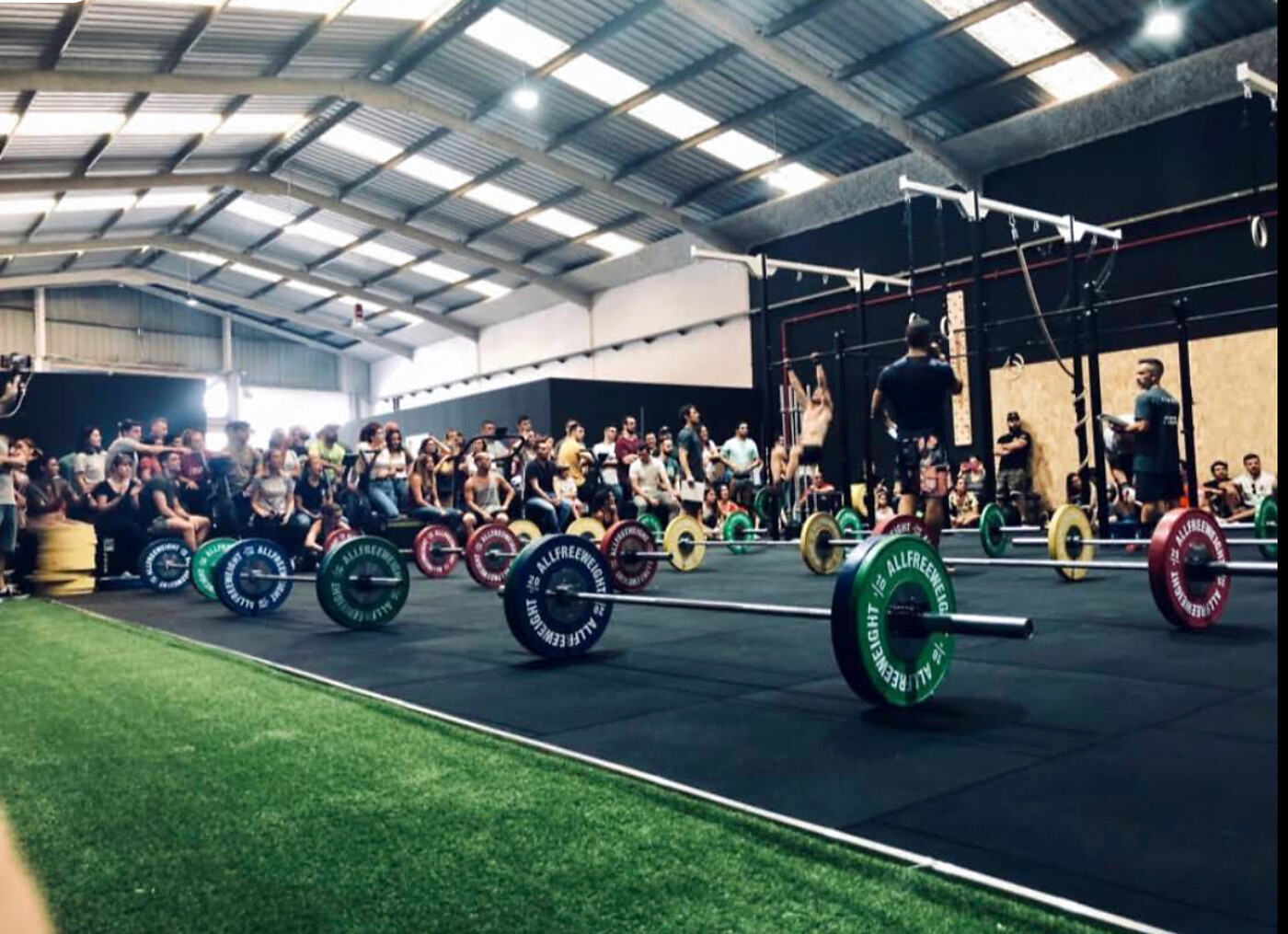 Competición interna en el box de CrossFit HDH con las gradas llenas de socios animando
