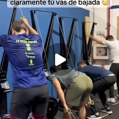 Socios entrenando juntos en remo durante un WOD en CrossFit HDH