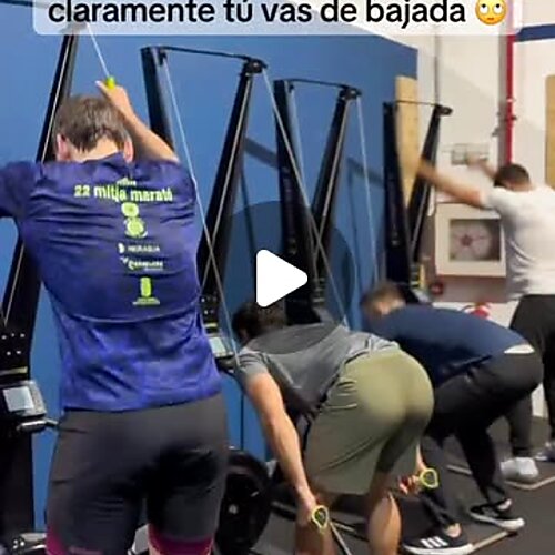 Socios entrenando juntos en remo durante un WOD en CrossFit HDH