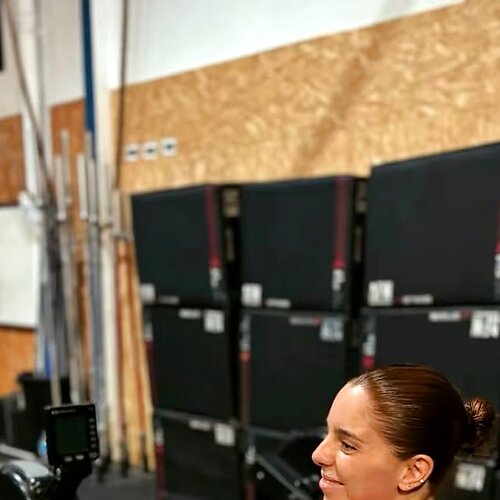 Socia de CrossFit HDH entrenando con máquina de remo