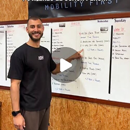 Coach de CrossFit HDH explicando el entrenamiento del día